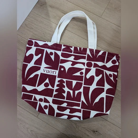 Vuori limited-edition Holiday 2025 tote - Picture 3 of 7